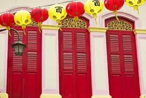 Colonial Architecture Gallery: Lanterns and traditional shophouse in Chinatown, Singapore