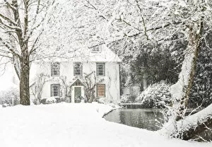 Images Dated 14th July 2021: Laurel Farmhouse, built in 1650, in the snowstorm, Totteridge, London, England