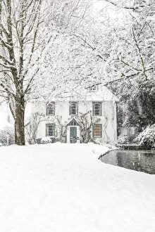 Images Dated 14th July 2021: Laurel Farmhouse, built in 1650, in the snowstorm, Totteridge, London, England