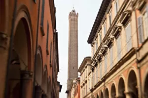 Images Dated 25th February 2010: Le Du Torri Tower & street, Bologna, Emilia Romagna, Italy