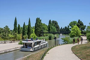 Images Dated 12th December 2022: Les 9 Ecluses de Fonseranes at the Canal du Midi near Beziers, UNESCO World Heritage Site