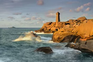 Bretagne Gallery: The lighthouse of Ploumanac h (Men Ruz) at rocky coast, Pointe du Squewel, Cote de Granit Rose