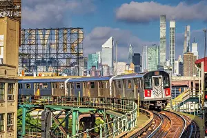 Eastern Coast Prints: Line 7 subway train with the scenic Manhattan skyline in the background