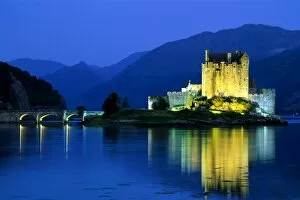 Images Dated 12th February 2008: Loch Duich / Eilean Donan Castle / Night View