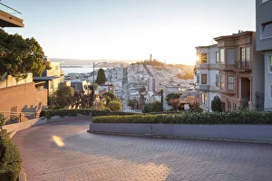 Images Dated 11th November 2020: Lombard Street, San Francisco, California, USA