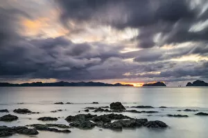 Images Dated 2nd March 2020: Long exposure of Dolarog Beach at sunset on a cloudy day, El Nido, Palawan, Philippines