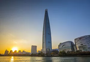Images Dated 14th November 2016: Lotte Tower (555m supertall skyscraper, 5th tallest building in the world when completed