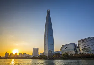 Images Dated 14th November 2016: Lotte Tower (555m supertall skyscraper, 5th tallest building in the world when completed