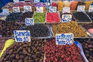 Images Dated 2nd January 2018: Maeklong Railway Market, Samut Songkhram, Bangkok, Thailand