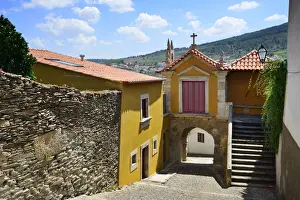 The main medieval gate, Porta da Vila (Porta de Nossa Senhora dos Remedios)