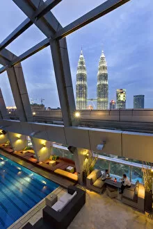 Images Dated 18th September 2008: Malaysia, Kuala Lumpur, view from a rooftop pool / skybar of Petronas Towers