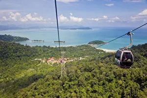 Images Dated 18th September 2008: Malaysia, Langkawi Island, Pulau Langkawi, Mount Gunung Machinchang cable car