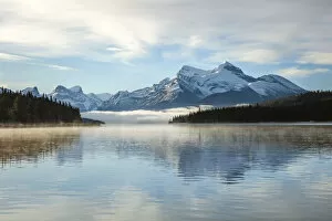 Images Dated 16th January 2018: Maligne lake in autumn, Jasper National Park, Alberta, Canada
