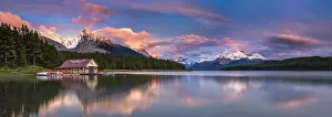 Images Dated 18th October 2021: Maligne Lake and historic boathouse in Jasper National Park, Alberta, Canada