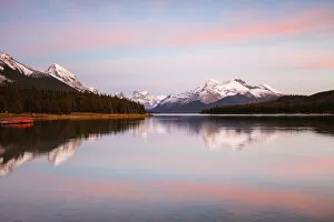 Images Dated 27th September 2017: Maligne lake at sunset, Jasper National Park, Alberta, Canada