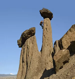 Images Dated 6th December 2012: Man climbing up on Hoodoo, Balanced Rocks, Jefferson County, near Lake Billy Chinook
