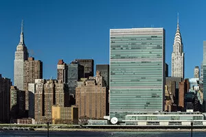 Images Dated 2nd February 2016: Manhattan skyline with the Headquarters of the United Nations, Empire State Building
