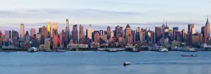 Manhattan, view of the Empire State Building and Midtown Manhattan across the Hudson River