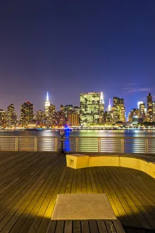 Images Dated 2nd February 2017: Manhatten skyline at dusk from Gantry Plaza, New York, USA