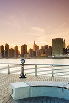 Images Dated 2nd February 2017: Manhatten skyline at dusk from Gantry Plaza, New York, USA