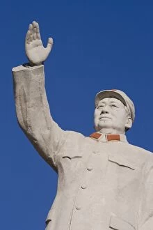 Images Dated 5th February 2006: Mao Tse Tung Statue, UNESCO town of Lijiang, Yunnan Province