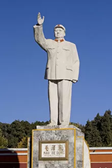 Images Dated 24th June 2008: Mao Tse Tung Statue, UNESCO town of Lijiang, Yunnan Province. China