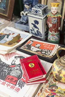 Images Dated 14th November 2014: Maos little red book, Dongtai Road Antiques Market, Shanghai, China