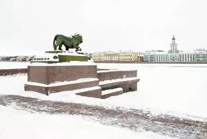 Images Dated 5th October 2022: Marble lion at the Dvortsovaya pier of the Admiralty Embankment, on River Neva