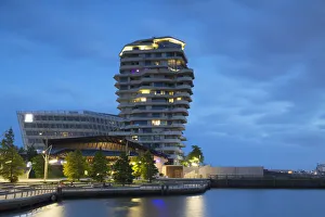 Images Dated 11th October 2016: Marco Polo Residential Tower and Unilever building on Marco Polo Terrace in HafenCity