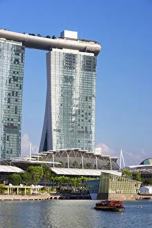 Images Dated 13th September 2023: Marina Bay Sands Hotel and tour boat, Marina Bay, Singapore