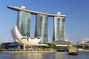 Images Dated 13th September 2023: Marina Bay Sands Hotel and tour boat, Marina Bay, Singapore