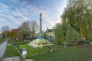 Market cross and square, Stow-on-the-Wold, the Cotswolds, Gloucestershire, England, UK