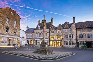 Images Dated 22nd January 2021: Market cross and square, Stow-on-the-Wold, the Cotswolds, Gloucestershire, England, UK