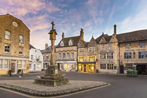 Images Dated 22nd January 2021: Market cross and square, Stow-on-the-Wold, the Cotswolds, Gloucestershire, England, UK