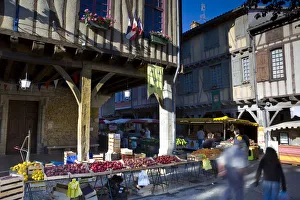 Images Dated 4th March 2009: Market Day, Mirepoix, Ariege, Midi-Pyrenees, France