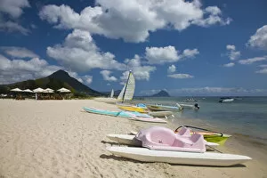 Images Dated 12th February 2009: Mauritius, Western Mauritius, Flic en Flac, beach boats