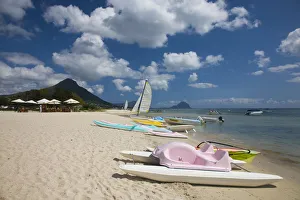 Images Dated 12th February 2009: Mauritius, Western Mauritius, Flic en Flac, beach boats