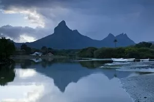 Images Dated 15th October 2008: Mauritius, Western Mauritius, Tamarin, Montagne du Rempart mountain (el. 777 meters), dawn