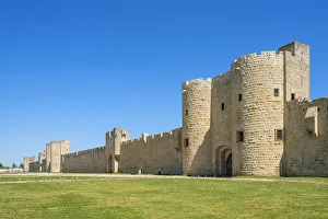 Aigues Mortes Gallery: Medieval city wall with city gate, Aigues-Mortes, Camargue, Gard, Languedoc-Roussillon