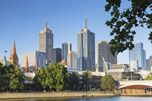 Images Dated 22nd March 2016: Melbourne skyline along Yarra River, Melbourne, Victoria, Australia