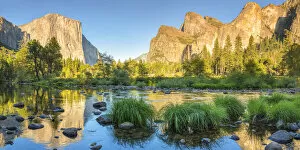 Images Dated 27th May 2021: Merced River with El Capitan and Cathedral Rocks, Yosemite National Park, California