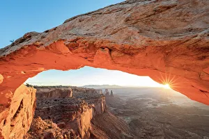 Images Dated 5th January 2023: Mesa Arch at Sunrise, Canyonlands National Park, Utah, USA