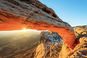 Images Dated 5th January 2023: Mesa Arch at Sunrise, Canyonlands National Park, Utah, USA
