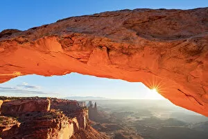 Images Dated 5th January 2023: Mesa Arch at Sunrise, Canyonlands National Park, Utah, USA