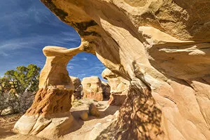 Images Dated 26th April 2022: Metate Arch in Devils Garden, Grand Staircase Escalante Nationa Monument, Utah, USA