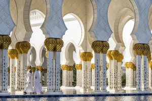 Images Dated 1st February 2017: Two Middle Eastern men traditionally dressed walking in the courtyard of the Sheikh