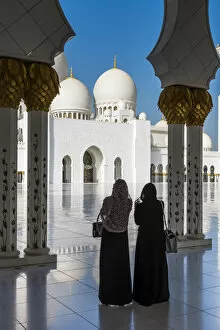 Images Dated 1st February 2017: Two Middle Eastern women traditionally dressed watching the Sheikh Zayed Mosque, Abu