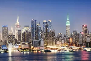 Images Dated 28th October 2016: Midtown Manhattan skyline at dusk, New York city, USA