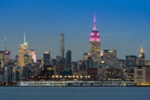 Images Dated 14th December 2015: Midtown skyline at dusk with the Empire State Building in pink and white colors, Manhattan