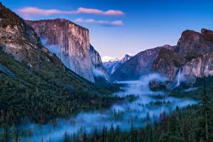 Images Dated 17th April 2018: Mist in Yosemite Valley from Tunnel View, Yosemite National Park, California, USA